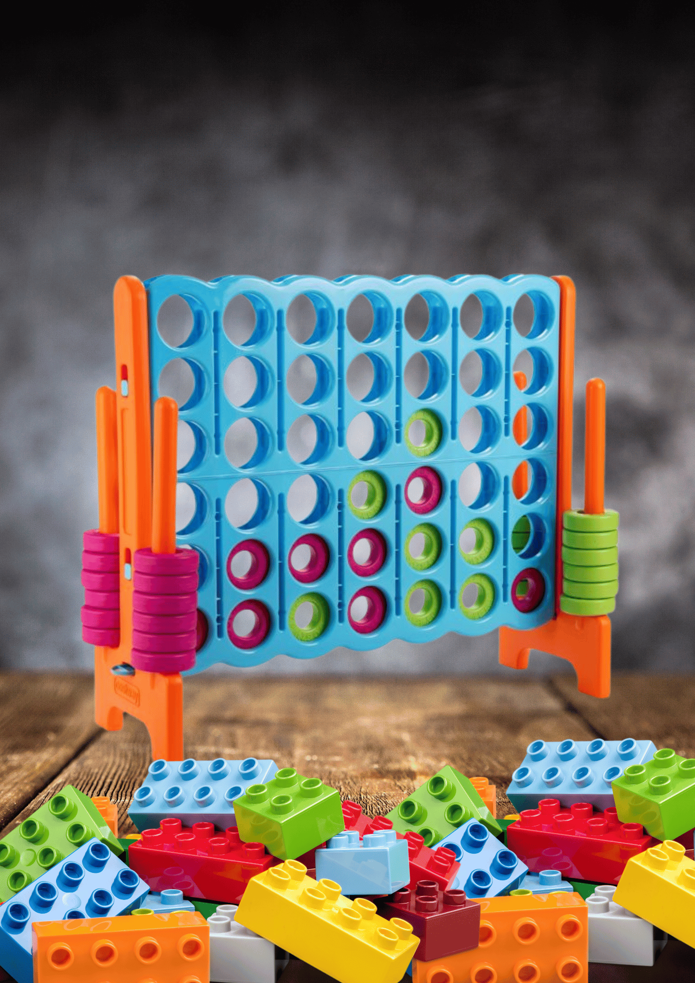 Großes XXL 4 Gewinnt Spiel auf einer Gartenparty mit spielenden Kindern und Erwachsenen