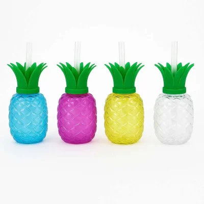 Vier Ananas-Yardcups für Slush-Eis in blau, pink, gelb und weiß mit langem Trinkhalm und tropischem Design nebeneinander aufgestellt.