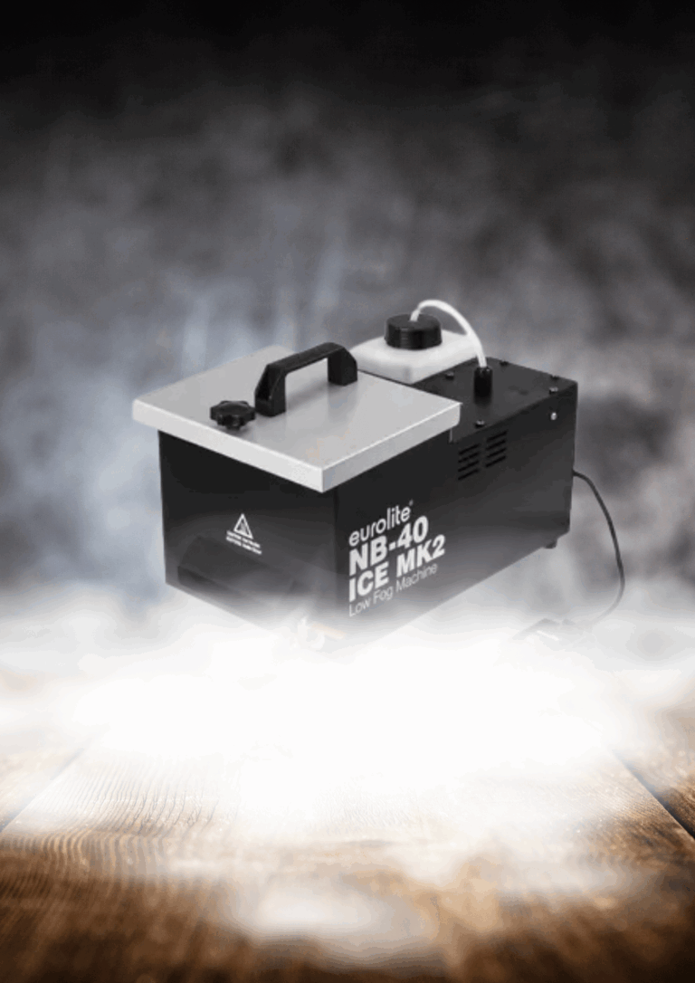 Bodennebelmaschine erzeugt dichten, tief liegenden Nebel für Hochzeit oder Event