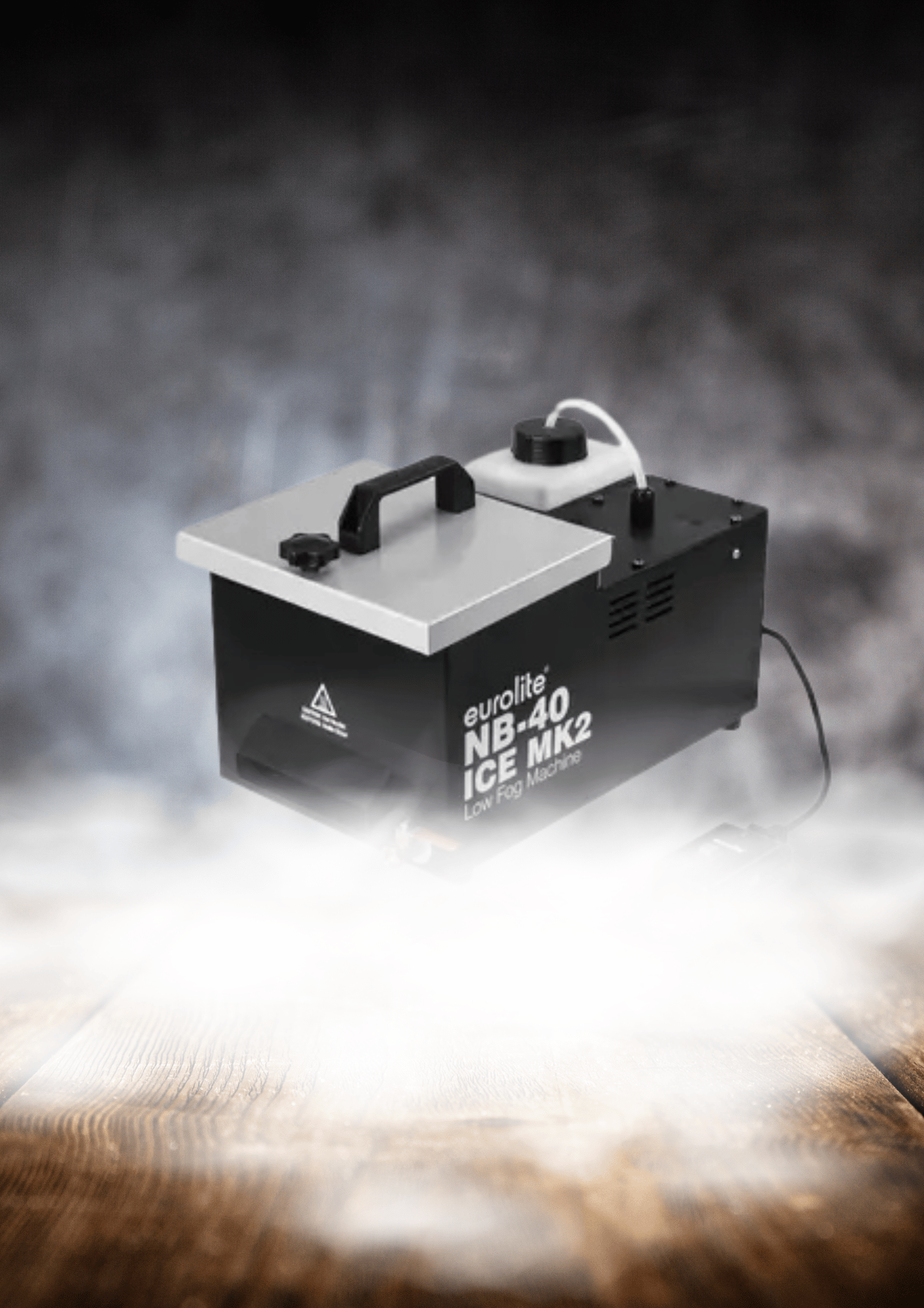 Bodennebelmaschine erzeugt dichten, tief liegenden Nebel für Hochzeit oder Event