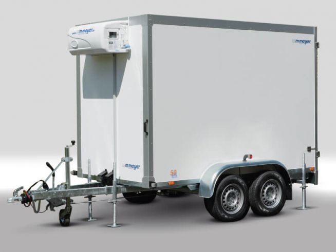 Moderner Kühlanhänger für Getränke und Lebensmittel auf Outdoor-Event