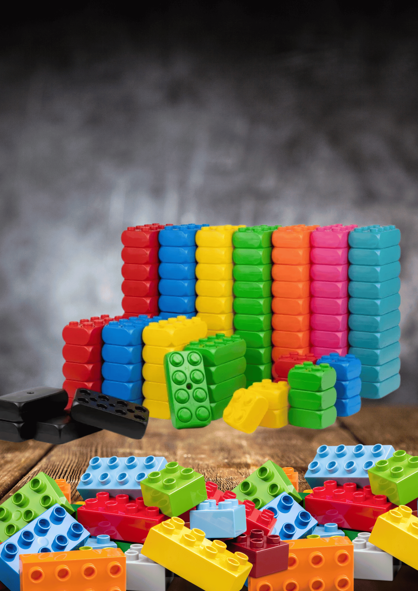 Bunte XXL Bausteine aus weichem Material gestapelt auf einer Spielwiese bei einem Familienfest