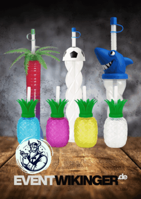 Verschiedene Yardcups in außergewöhnlichen Designs und Formen: Ananas, Palme, Fußball, Hai und bunte Mehrwegbecher mit Trinkhalmen nebeneinander aufgereiht.