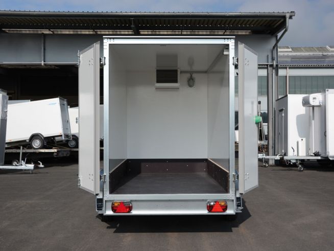 Innenansicht eines geräumigen Kühlanhängers mit moderner Kühltechnik zur Miete in NRW