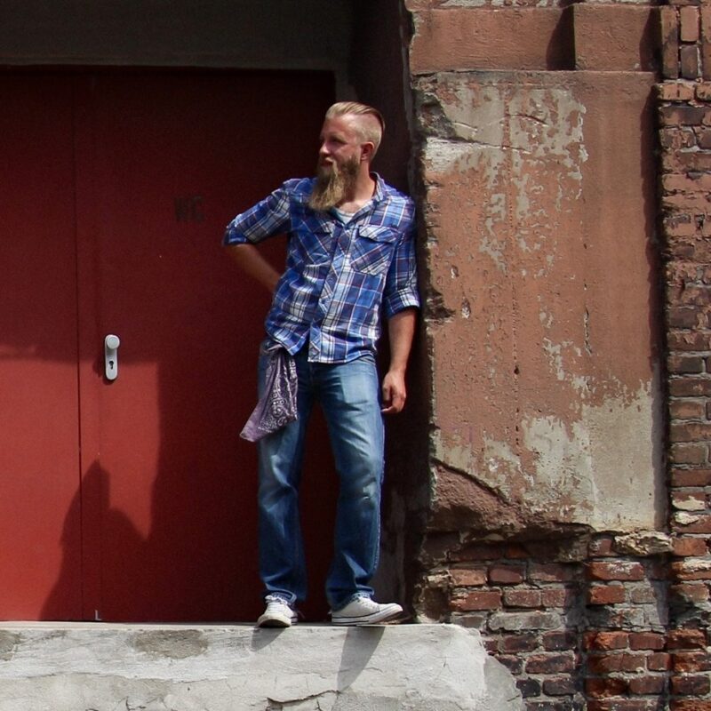 Porträt von Thorsten Dördelmann, dem Eventwikinger aus Herten, mit langem Bart und Wikinger-Charme – Gründer von Eventwikinger.de, Spezialist für Slush, Frozen Cocktails und Eventverleih in NRW.