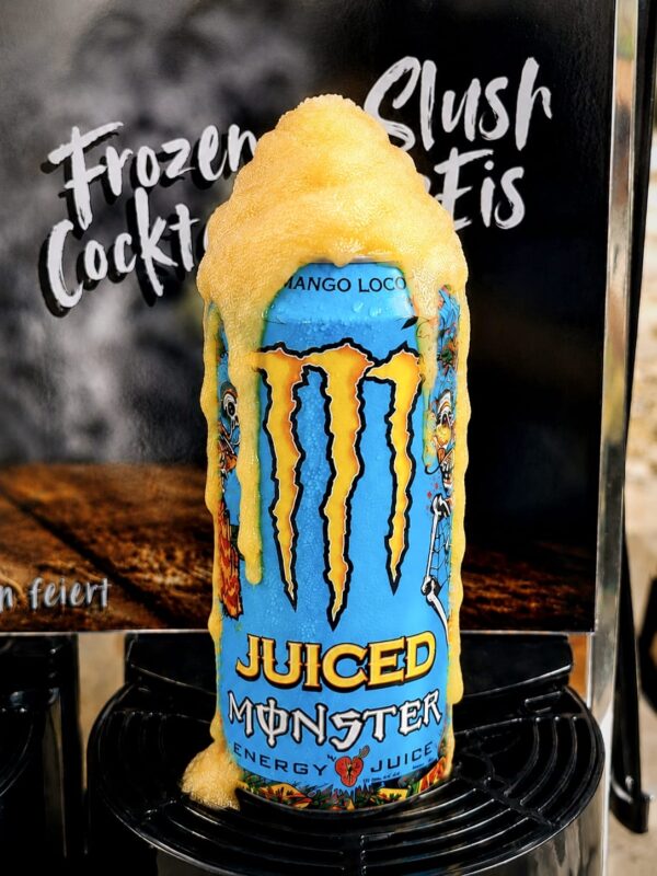 Energy-Dose Sorte Mango mit Frozen Energy Slush vor der Eventwikinger-Maschine